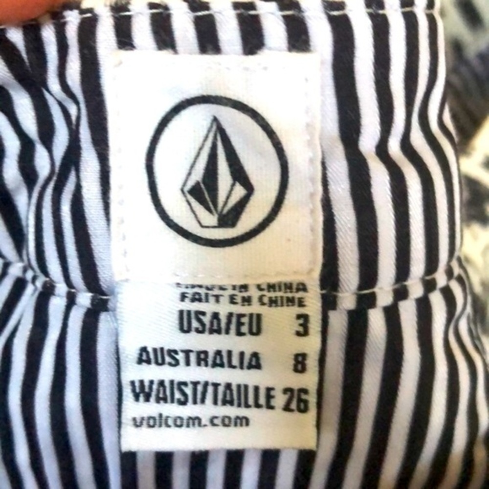 Volcom Black and White Geometric Pattern flat front khaki chino shorts size 3 - Picture 5 of 10
